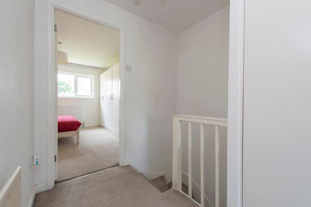 Lovely 2-bed 15 Minutes To Casa de férias