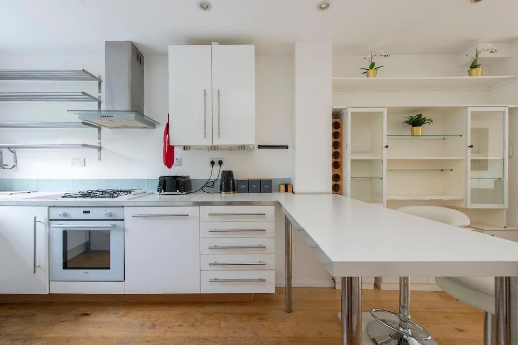Lovely 2-bed 15 Minutes To Casa de férias