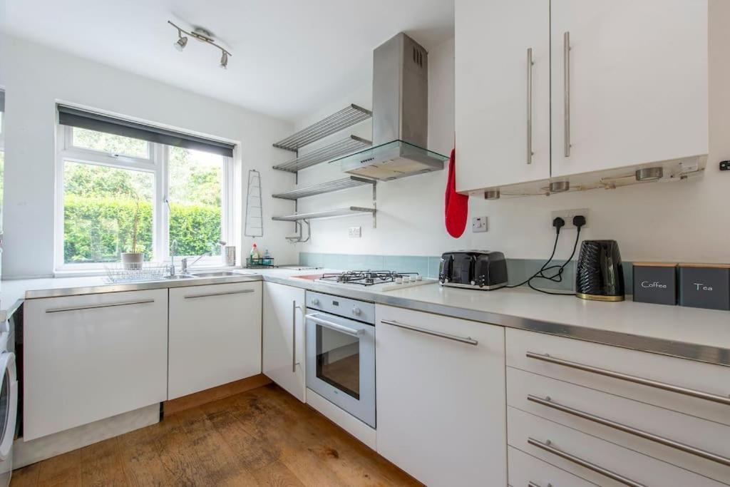 Lovely 2-bed 15 Minutes To Casa de férias Londres