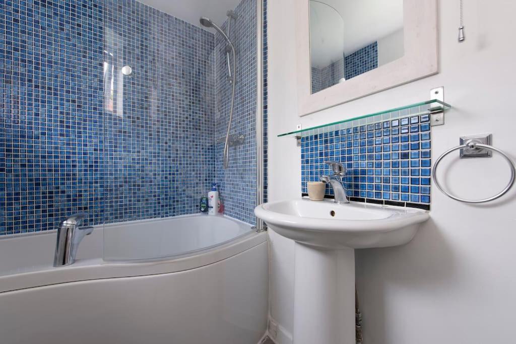 Lovely 2-bed 15 Minutes To Casa de férias Londres