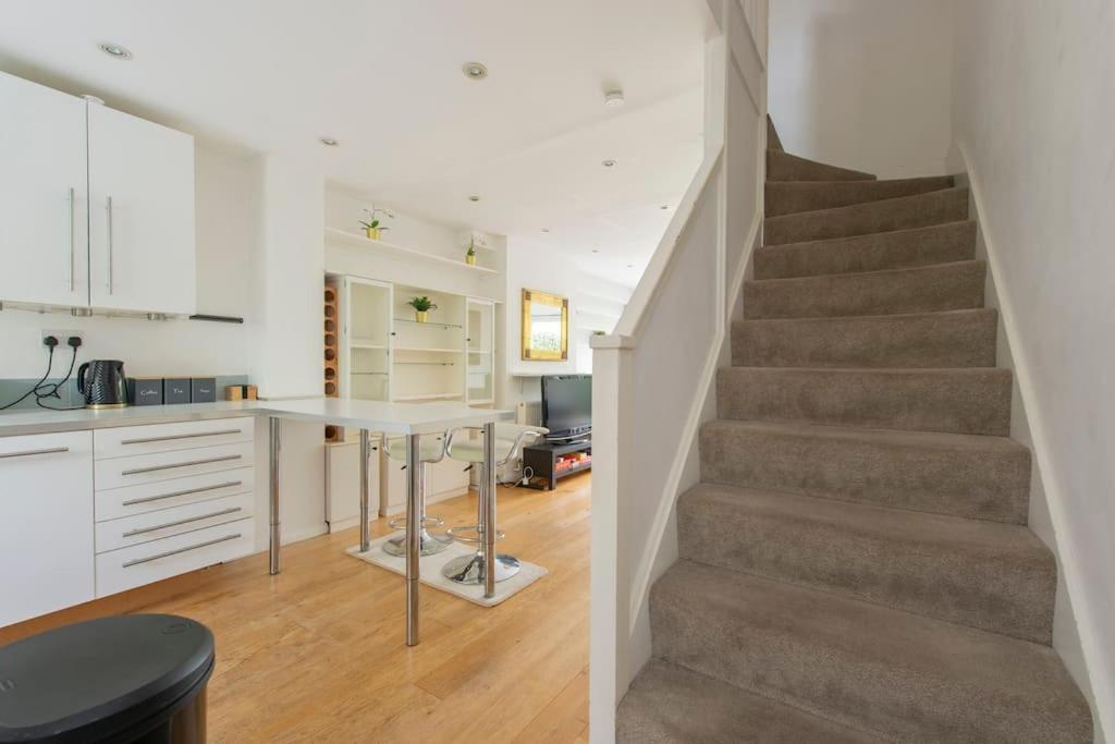 Casa de férias Lovely 2-bed 15 Minutes To Londres