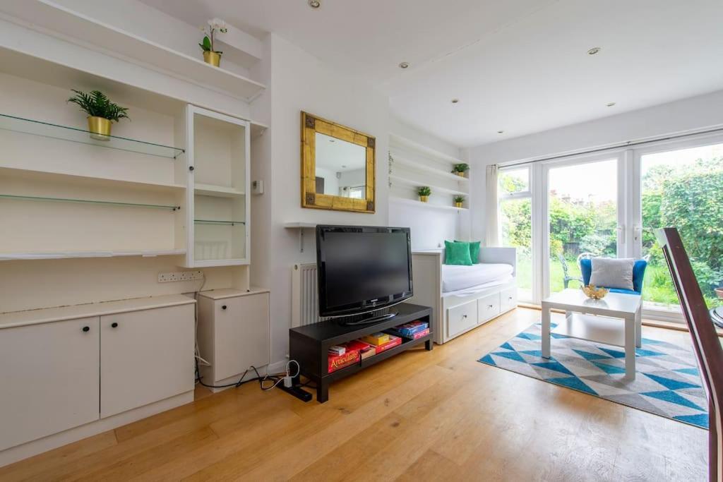 Lovely 2-bed 15 Minutes To Casa de férias *