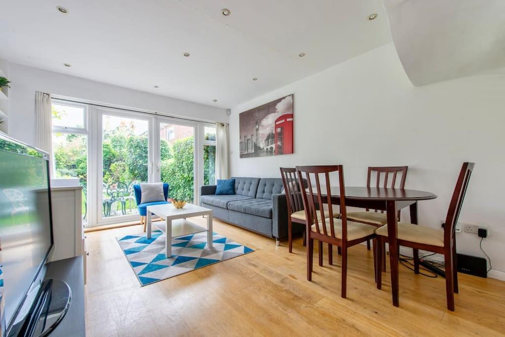 Lovely 2-bed 15 Minutes To Casa de férias Londres