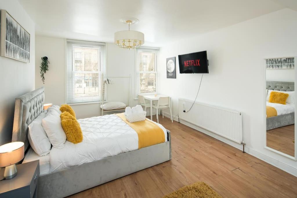 Spacious For Up To 4! Sofa Bed