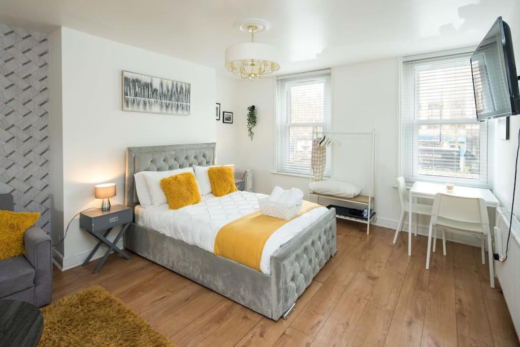 Spacious For Up To 4! Sofa Bed Apartment London