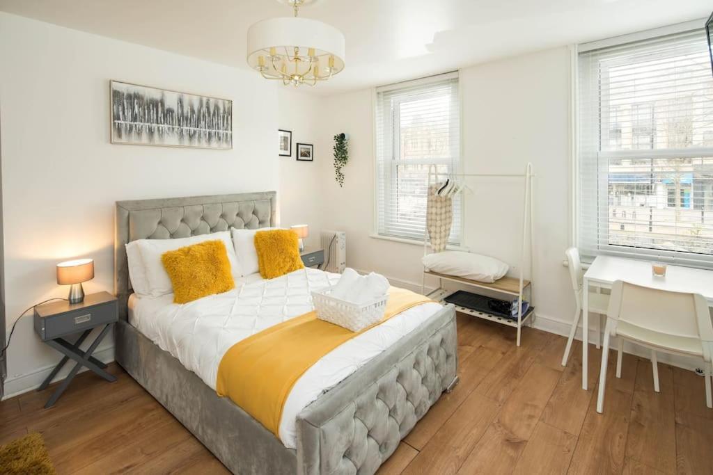 Spacious For Up To 4! Sofa Bed