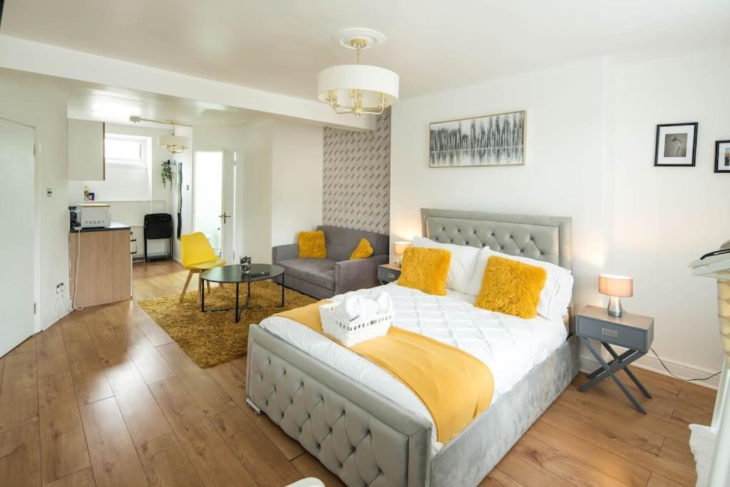 Spacious For Up To 4! Sofa Bed London