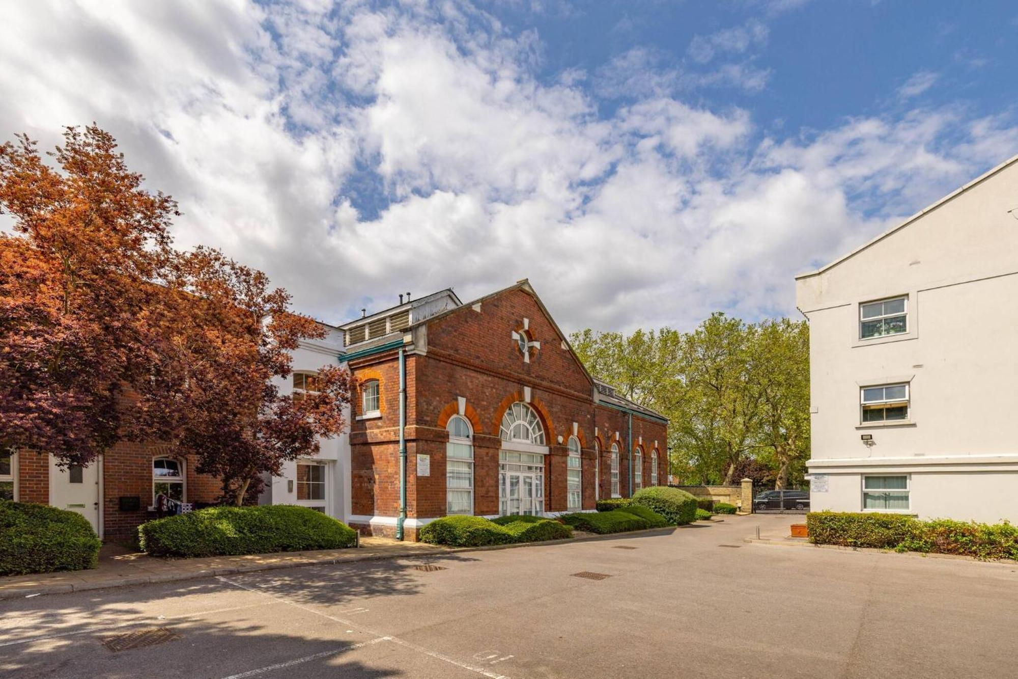 Wild Roses Serviced - Airport Apartamento