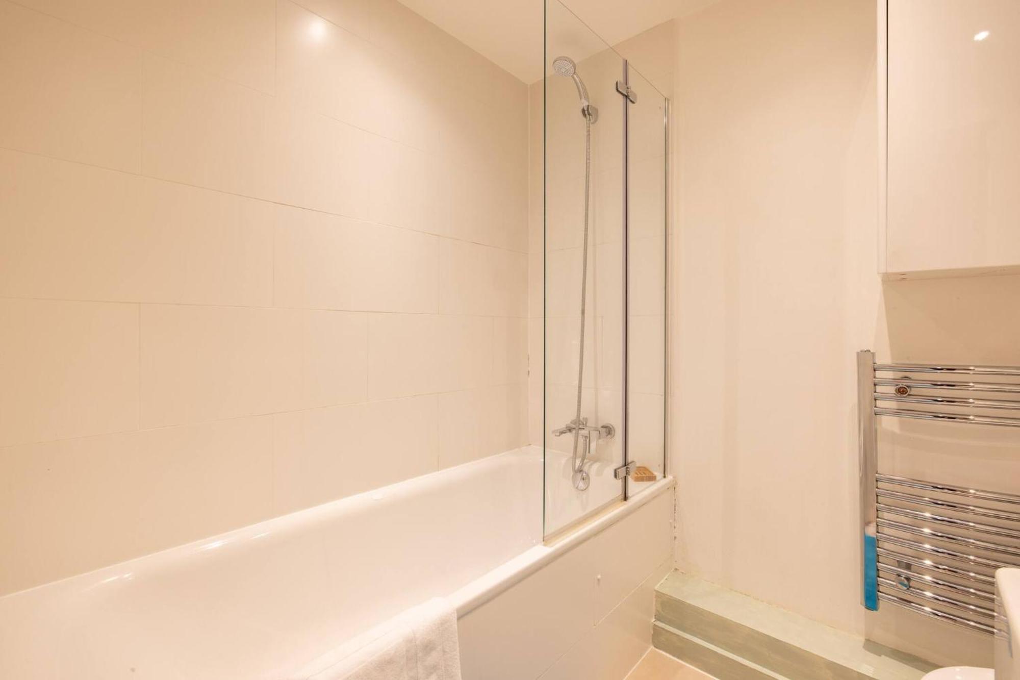 Wild Roses Serviced - Airport Apartamento