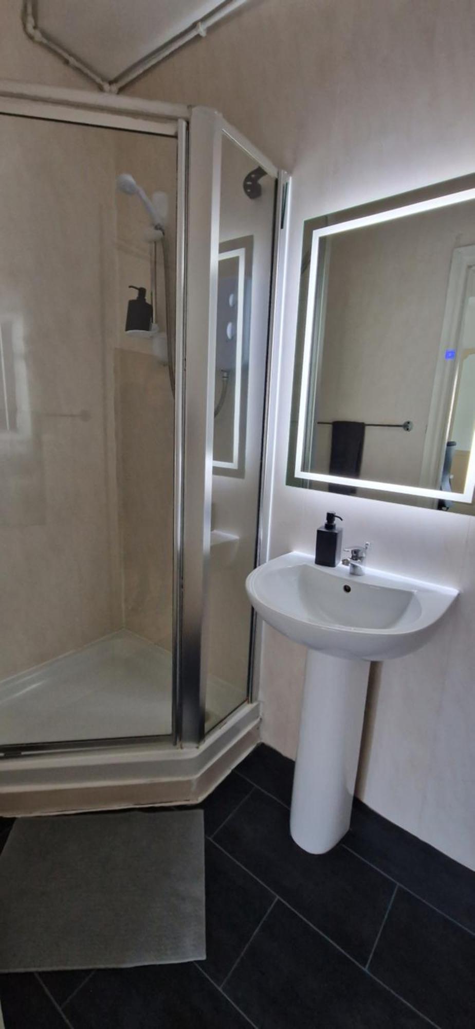 Homestay Affordable In Shared Flat, Bridge