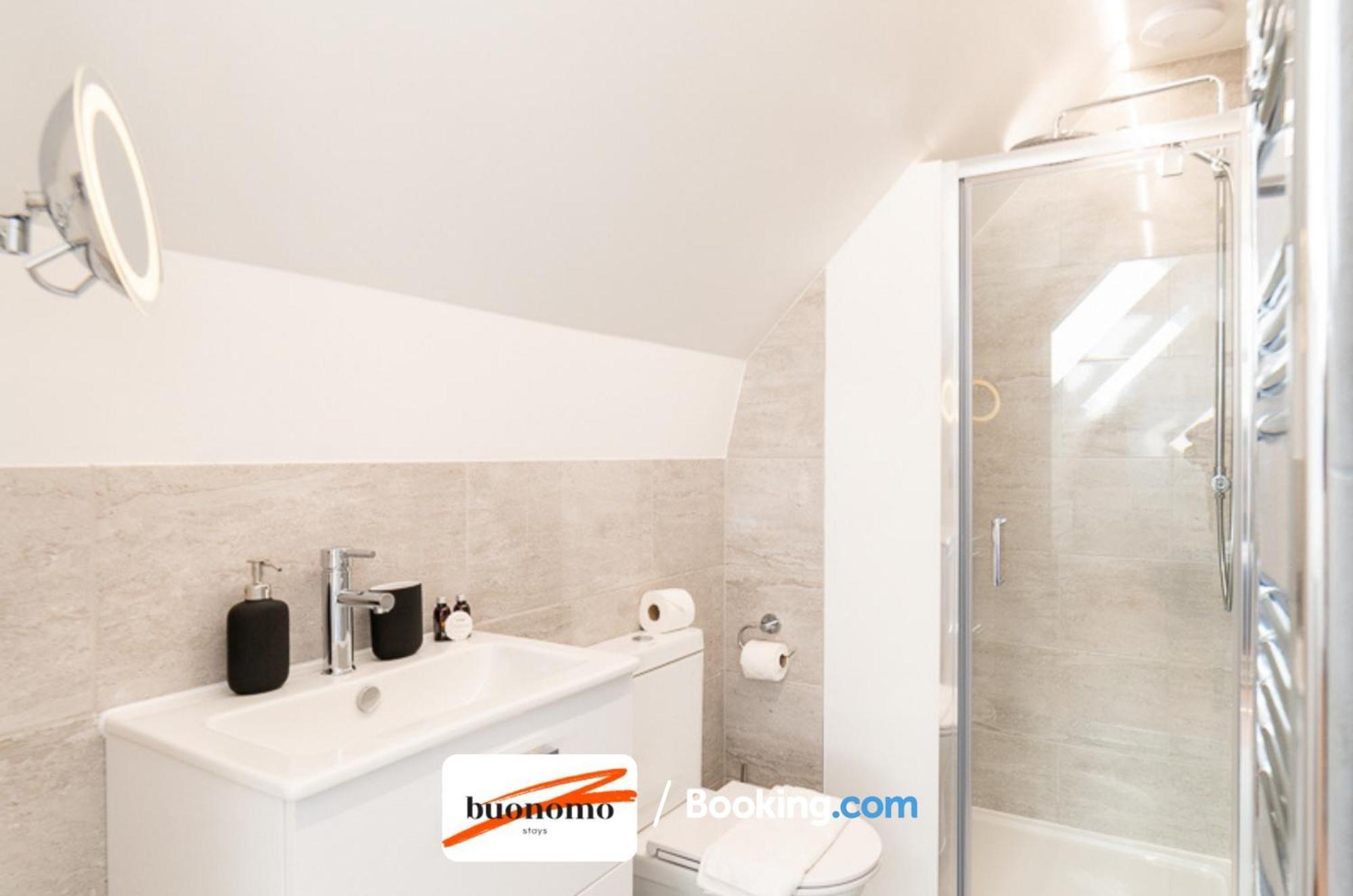 Two Bedroom At Buonomo Short Lets & Serviced * London