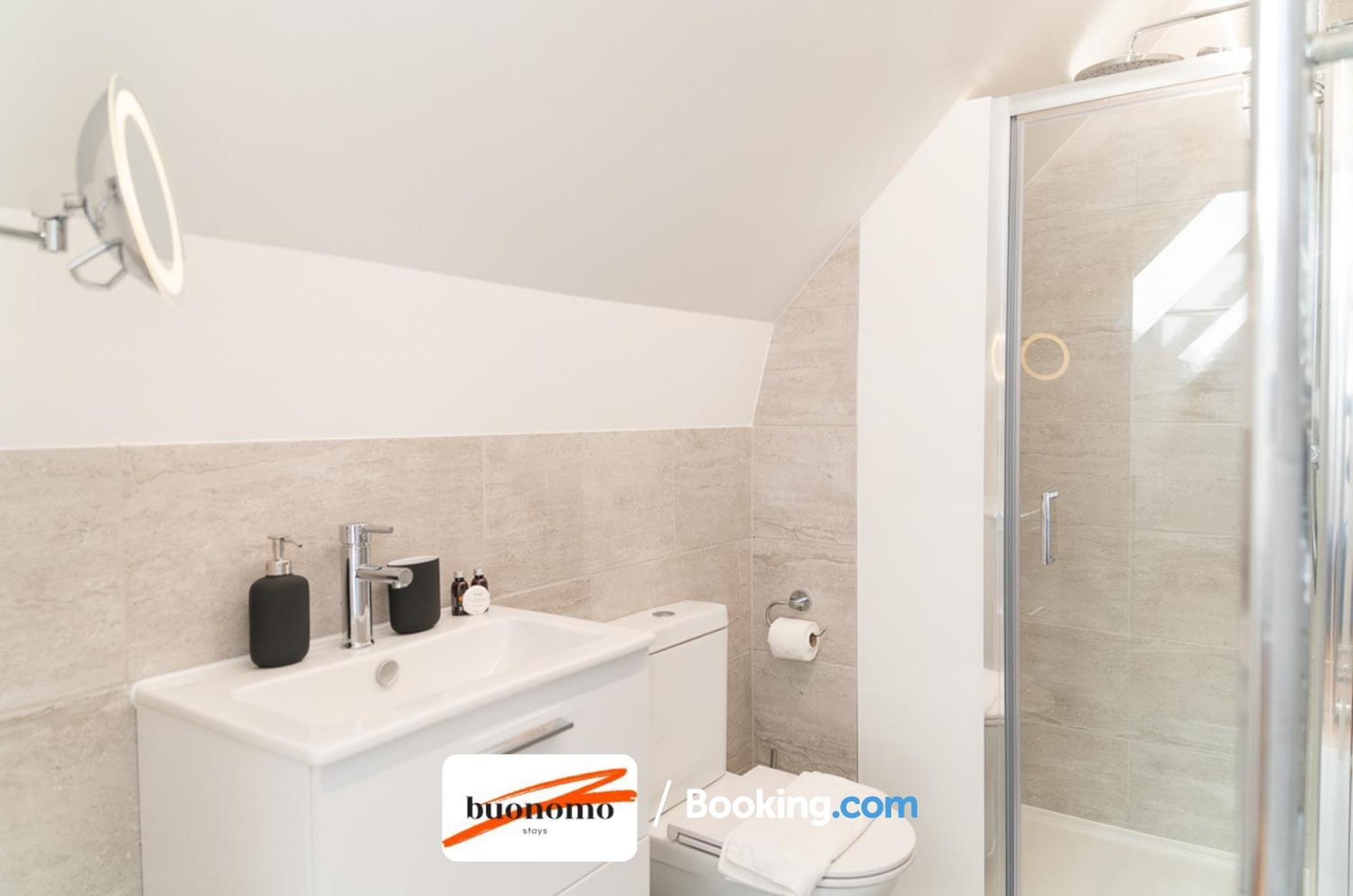 Two Bedroom At Buonomo Short Lets & Serviced * London