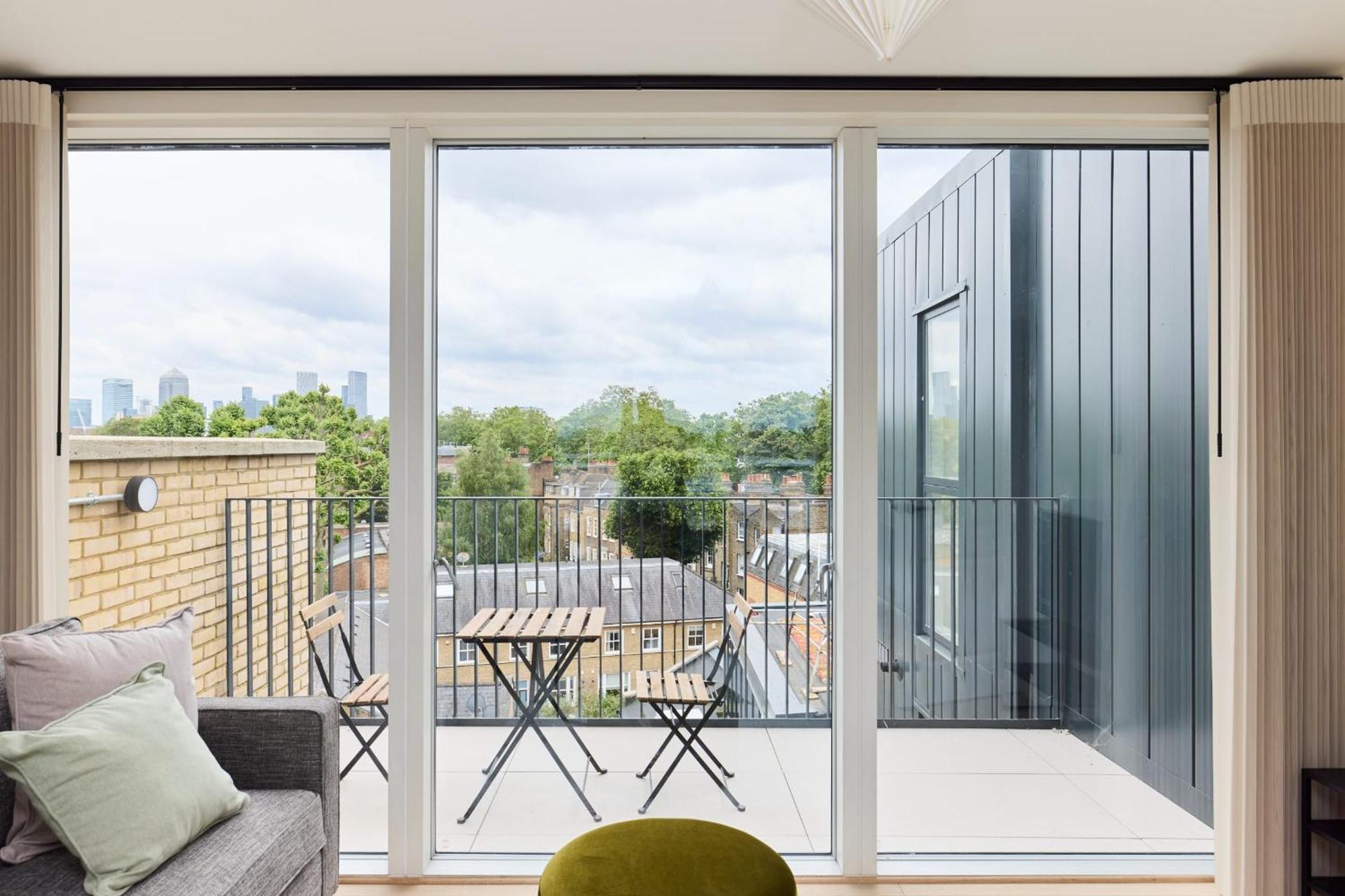The East Mile Quarters - Gorgeous 3bdr Flat With Balcony London