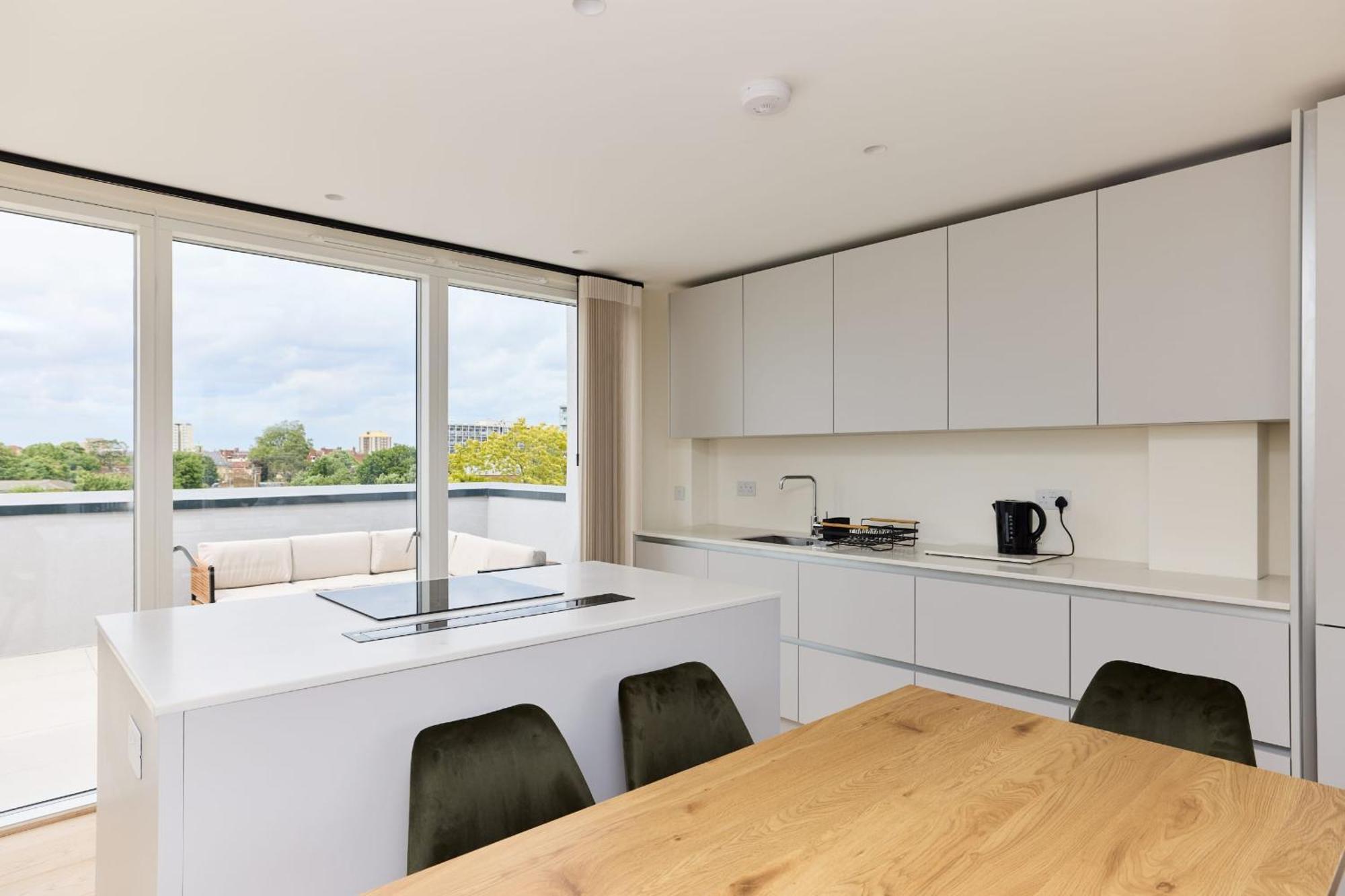 The East Mile Quarters - Gorgeous 3bdr Flat With Balcony