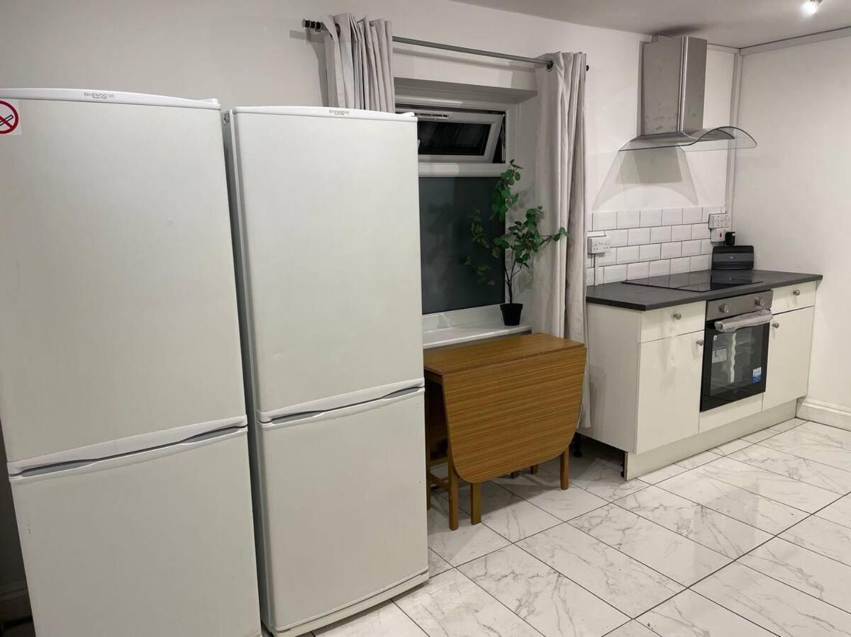 Maison d'hôtes Cosy Bedroom With Private Bathroom Ensuite In Canary Wharf E14 Only 1 Stop To Excel And O2 For Short Or Long Let In Canary Wharf, Less Than An Hour From Heathrow, Stansted And Gatwick Airport *
