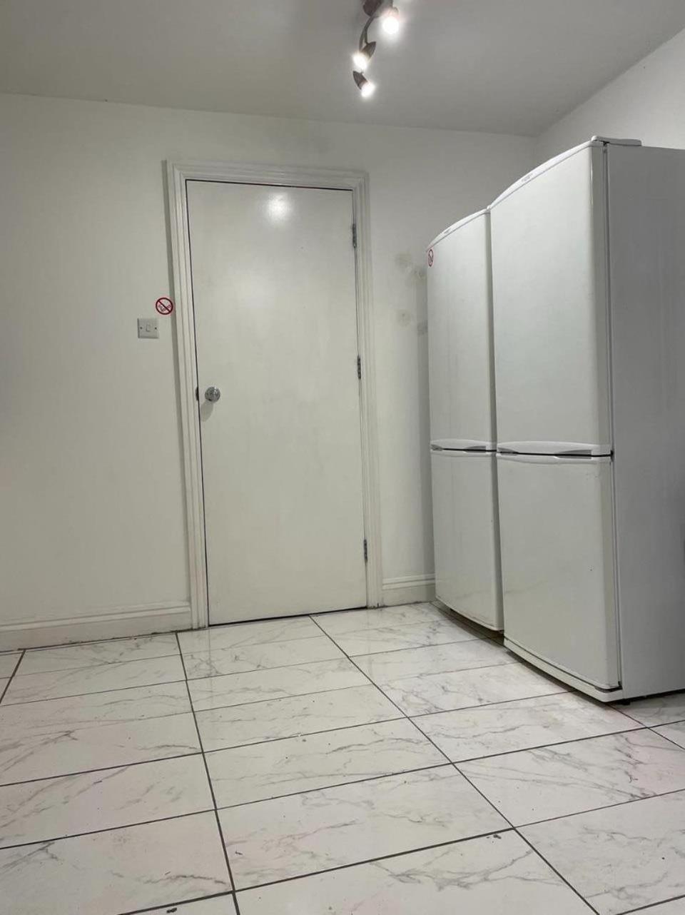 Cosy Bedroom With Private Bathroom Ensuite In Canary Wharf E14 Only 1 Stop To Excel And O2 For Short Or Long Let In Canary Wharf, Less Than An Hour From Heathrow, Stansted And Gatwick Airport Maison d'hôtes