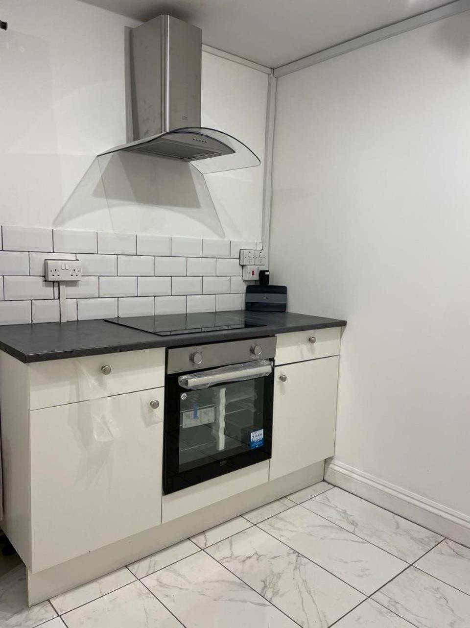 Cosy Bedroom With Private Bathroom Ensuite In Canary Wharf E14 Only 1 Stop To Excel And O2 For Short Or Long Let In Canary Wharf, Less Than An Hour From Heathrow, Stansted And Gatwick Airport Maison d'hôtes Londres