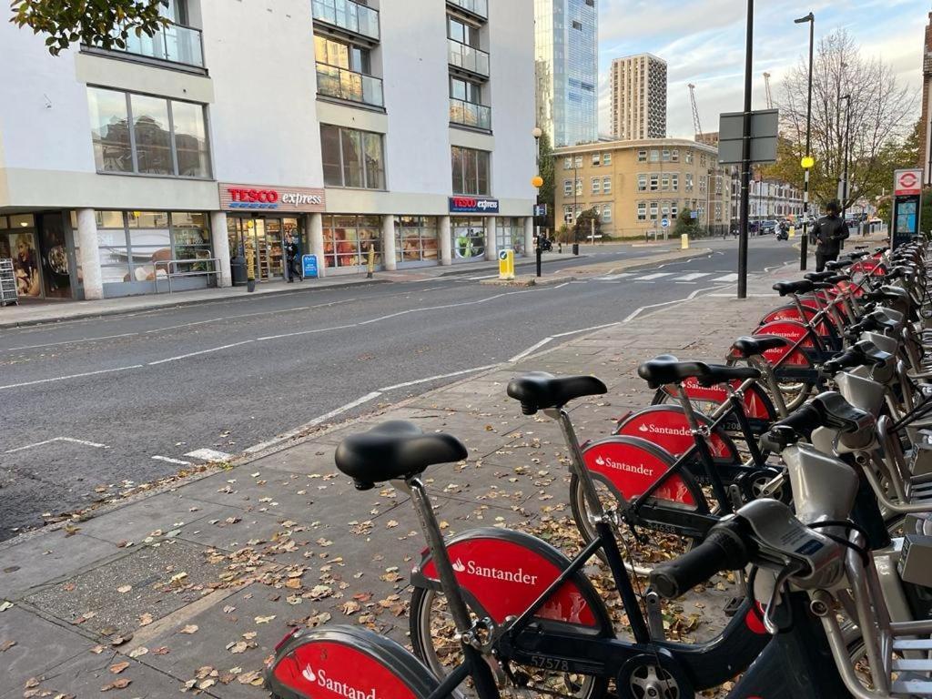 Cosy Bedroom With Private Bathroom Ensuite In Canary Wharf E14 Only 1 Stop To Excel And O2 For Short Or Long Let In Canary Wharf, Less Than An Hour From Heathrow, Stansted And Gatwick Airport Maison d'hôtes *
