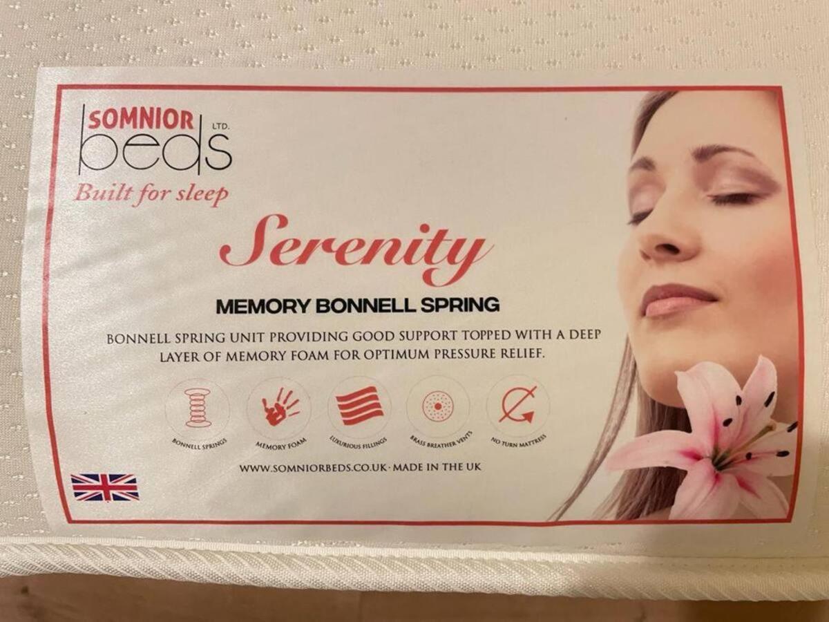 Cosy Bedroom With Private Bathroom Ensuite In Canary Wharf E14 Only 1 Stop To Excel And O2 For Short Or Long Let In Canary Wharf, Less Than An Hour From Heathrow, Stansted And Gatwick Airport Maison d'hôtes