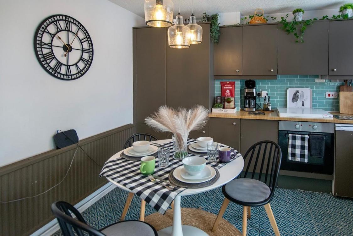 2bed Garden House W/hot Tub, Sauna & Cinema