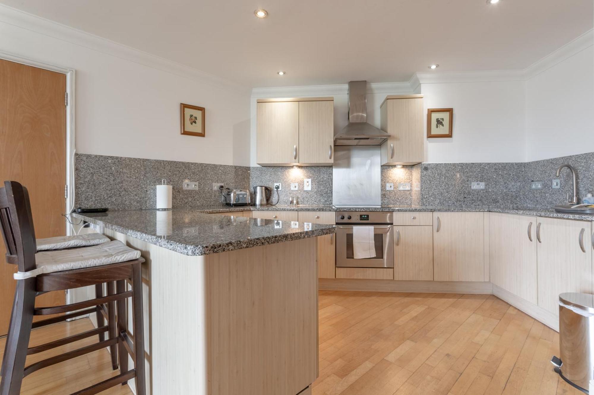 Large & 2bd Flat - Tower Hill *