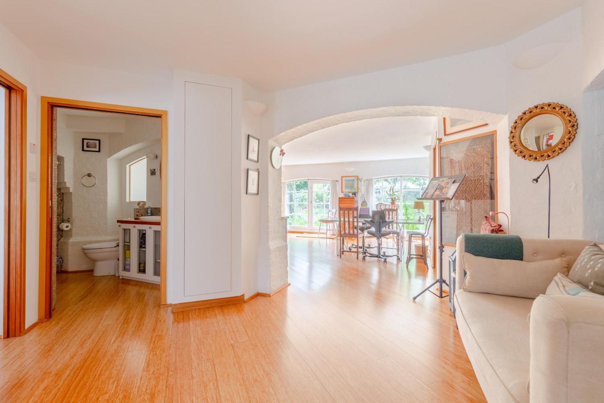 Vibrant 2bd Flat - Near Bridge
