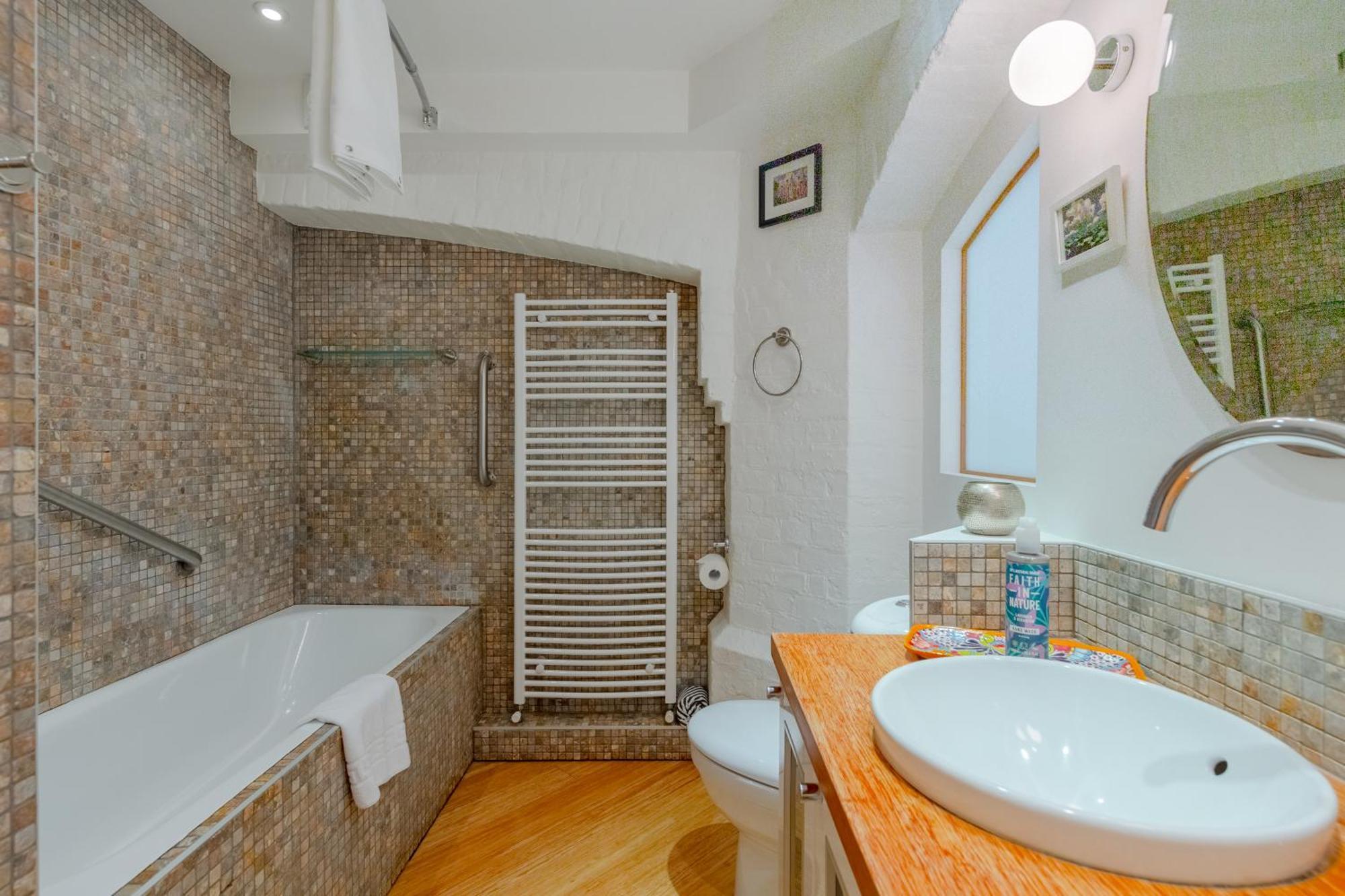 Vibrant 2bd Flat - Near Bridge *