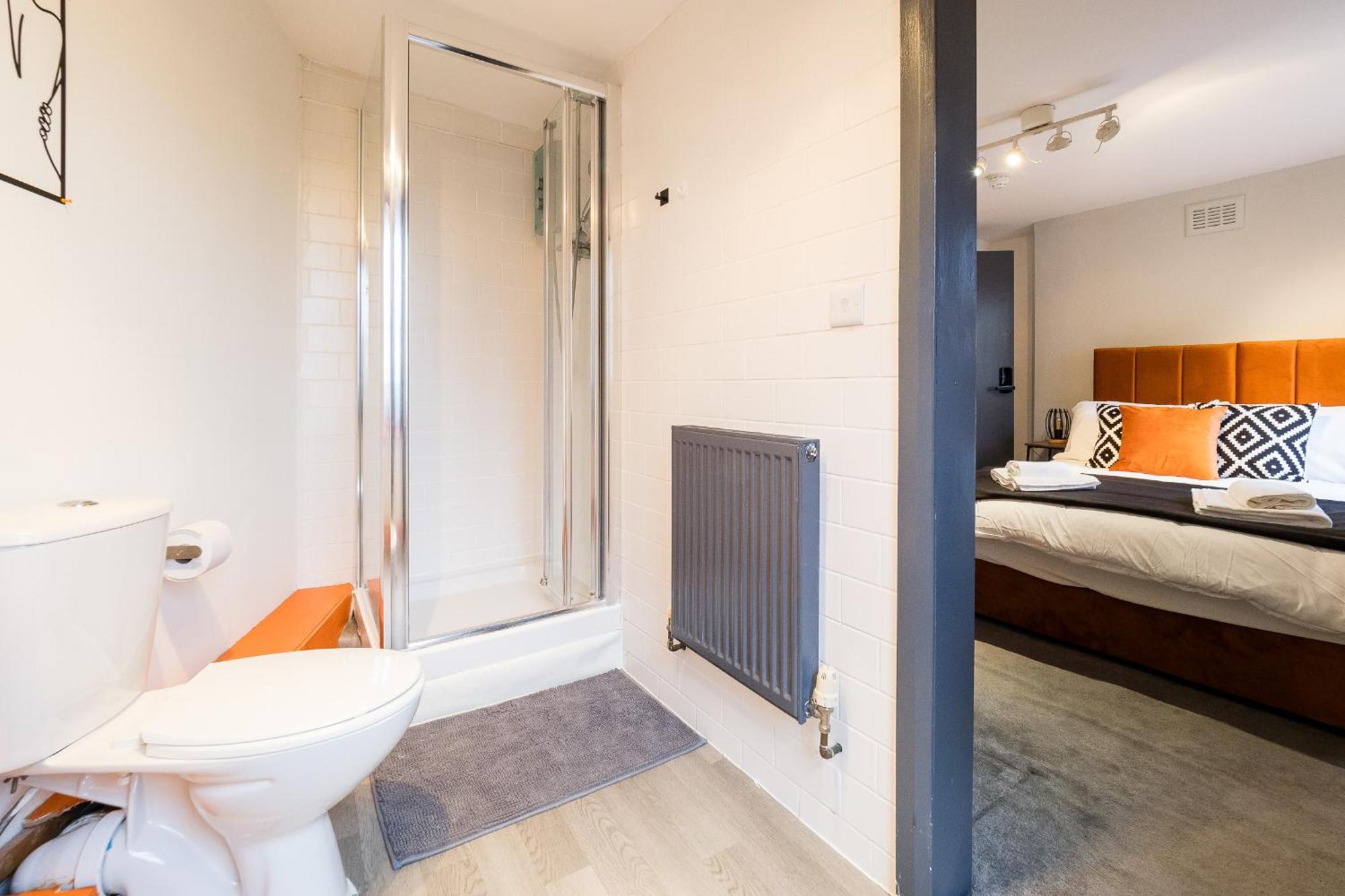 Spacious 6 Ensuite Bedroom House In *