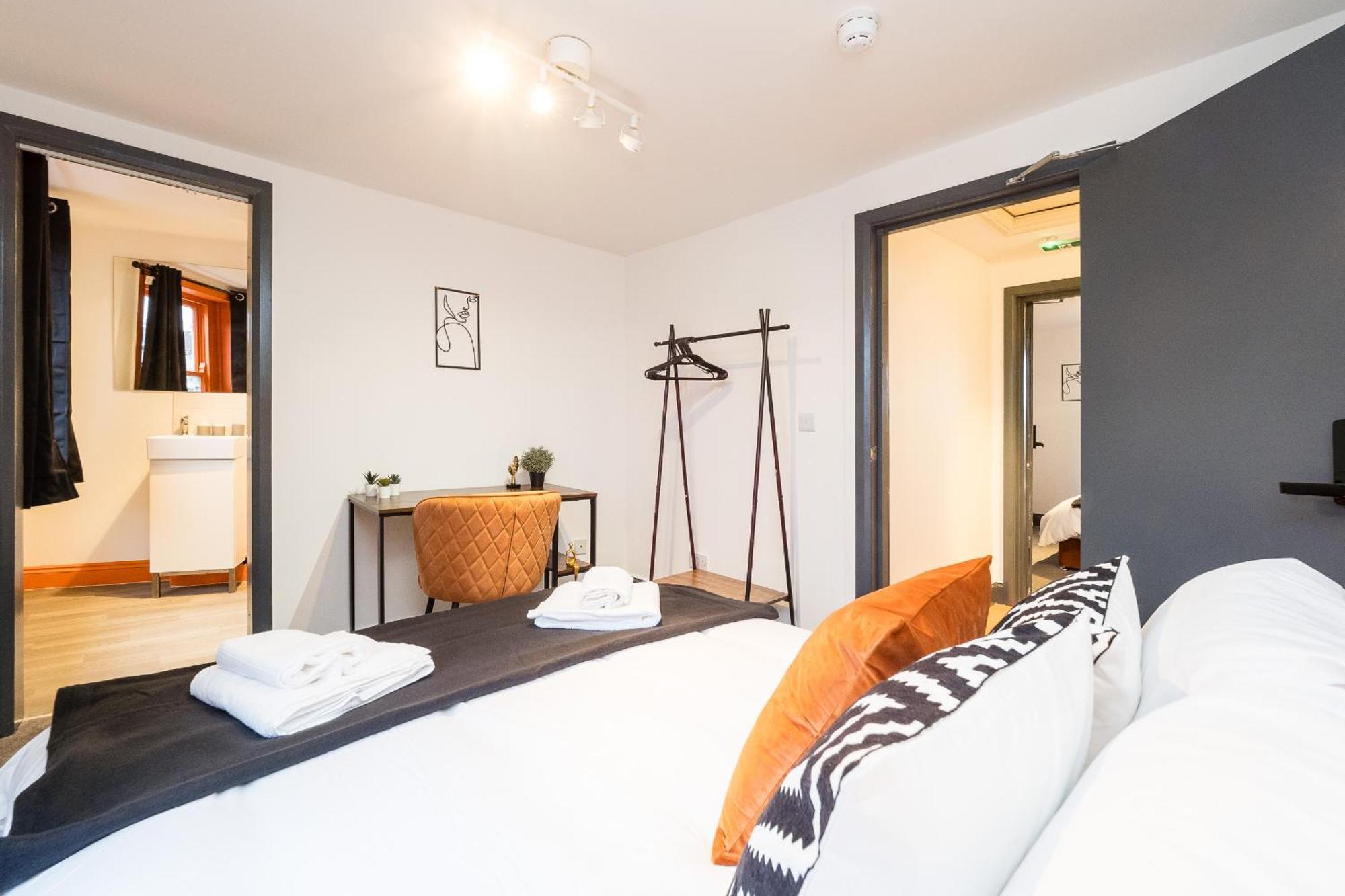 Spacious 6 Ensuite Bedroom House In London