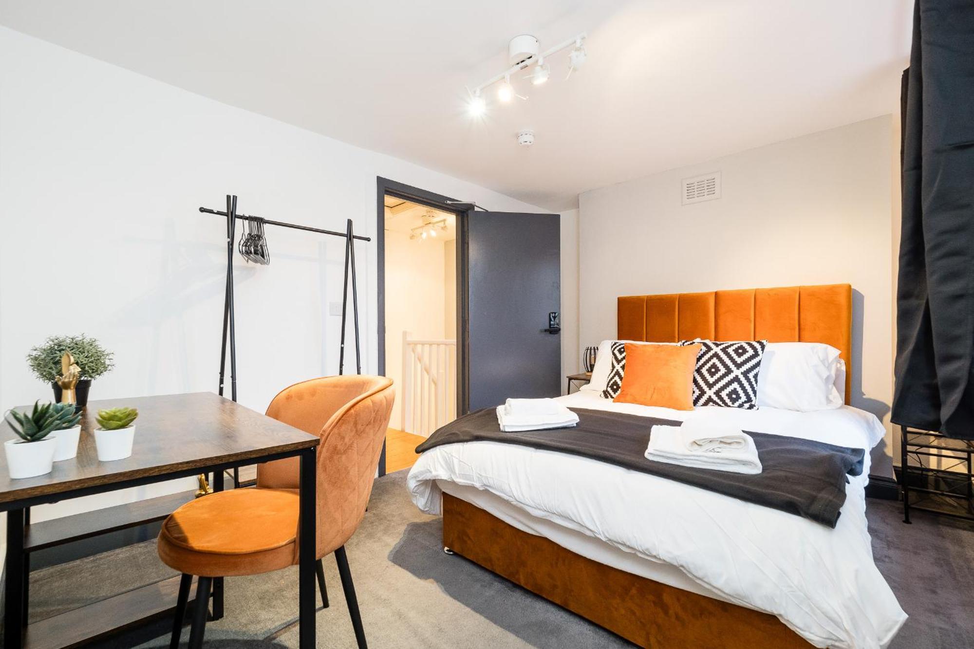Holiday home Spacious 6 Ensuite Bedroom House In