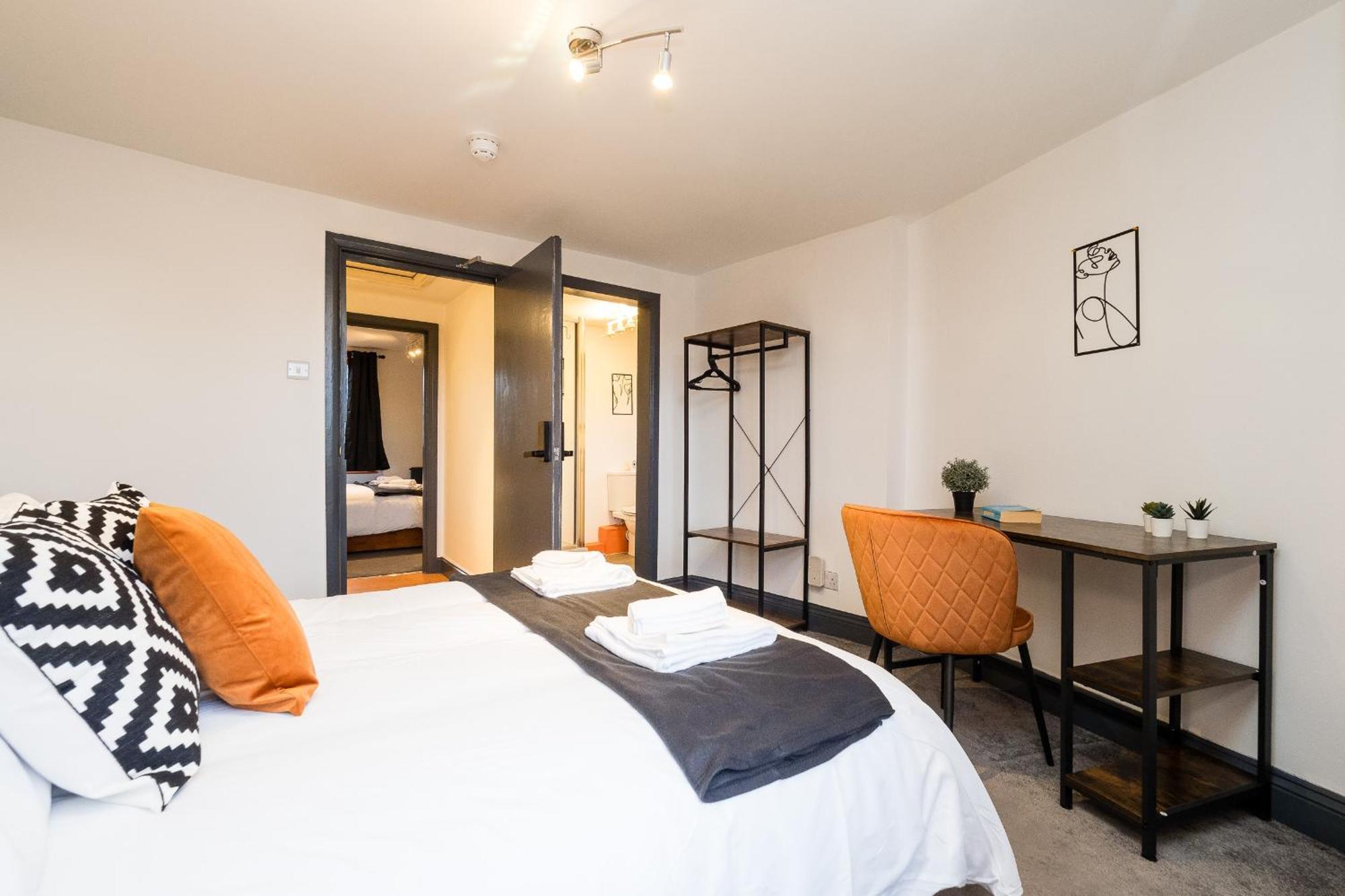 Spacious 6 Ensuite Bedroom House In Holiday home