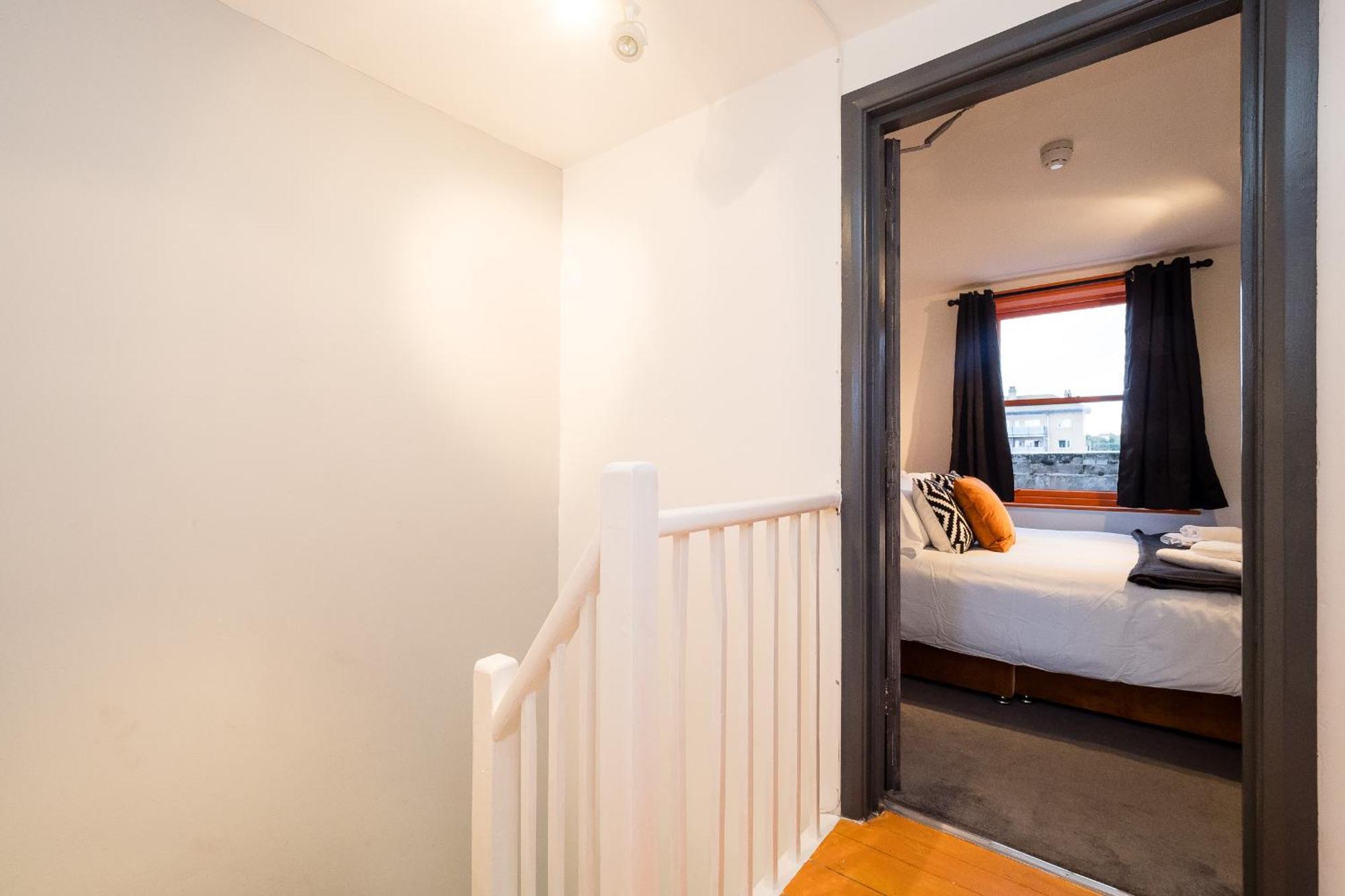 Spacious 6 Ensuite Bedroom House In London