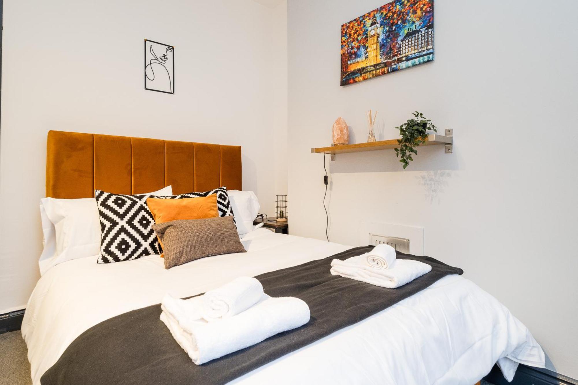 Spacious 6 Ensuite Bedroom House In * London