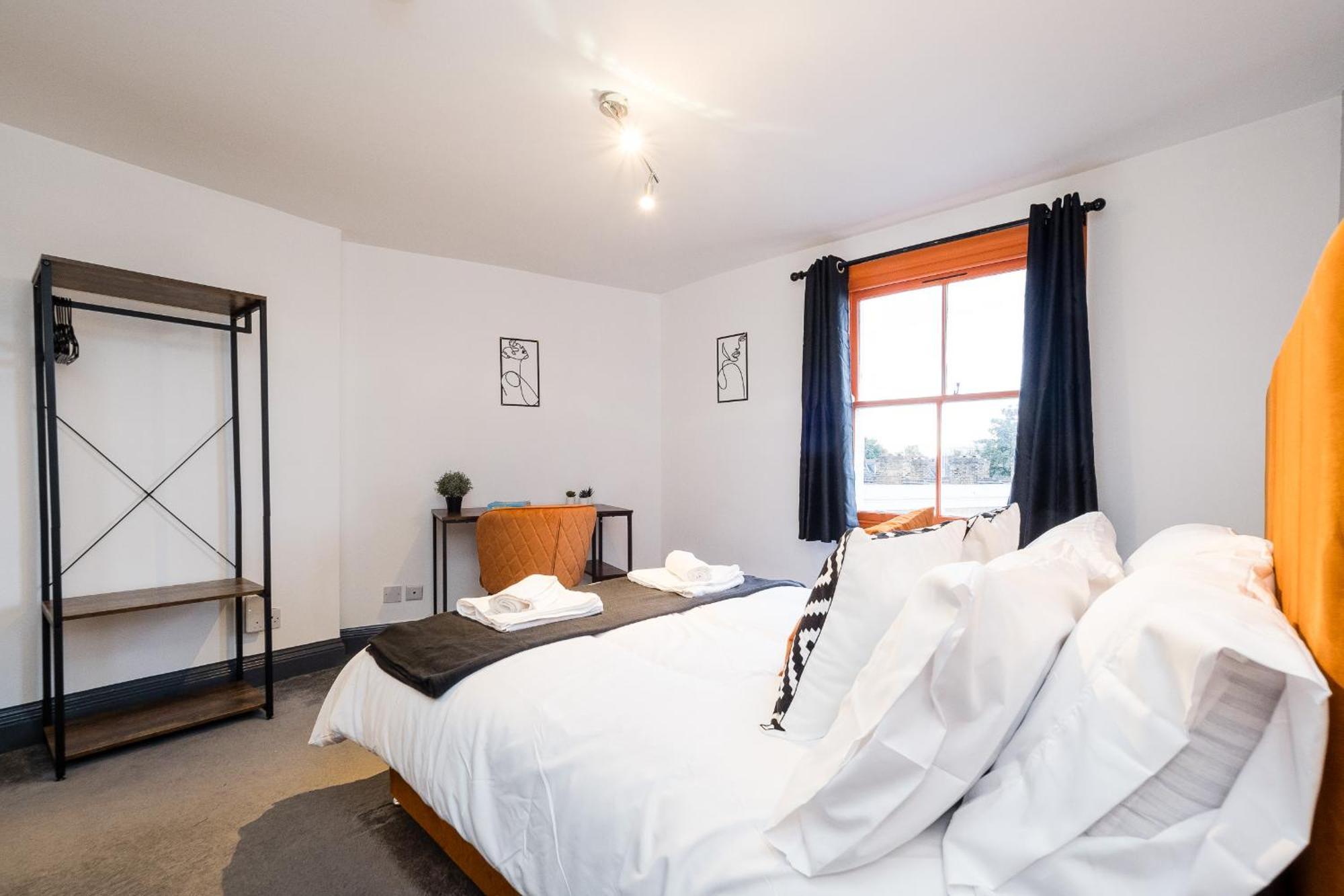 Spacious 6 Ensuite Bedroom House In Holiday home *