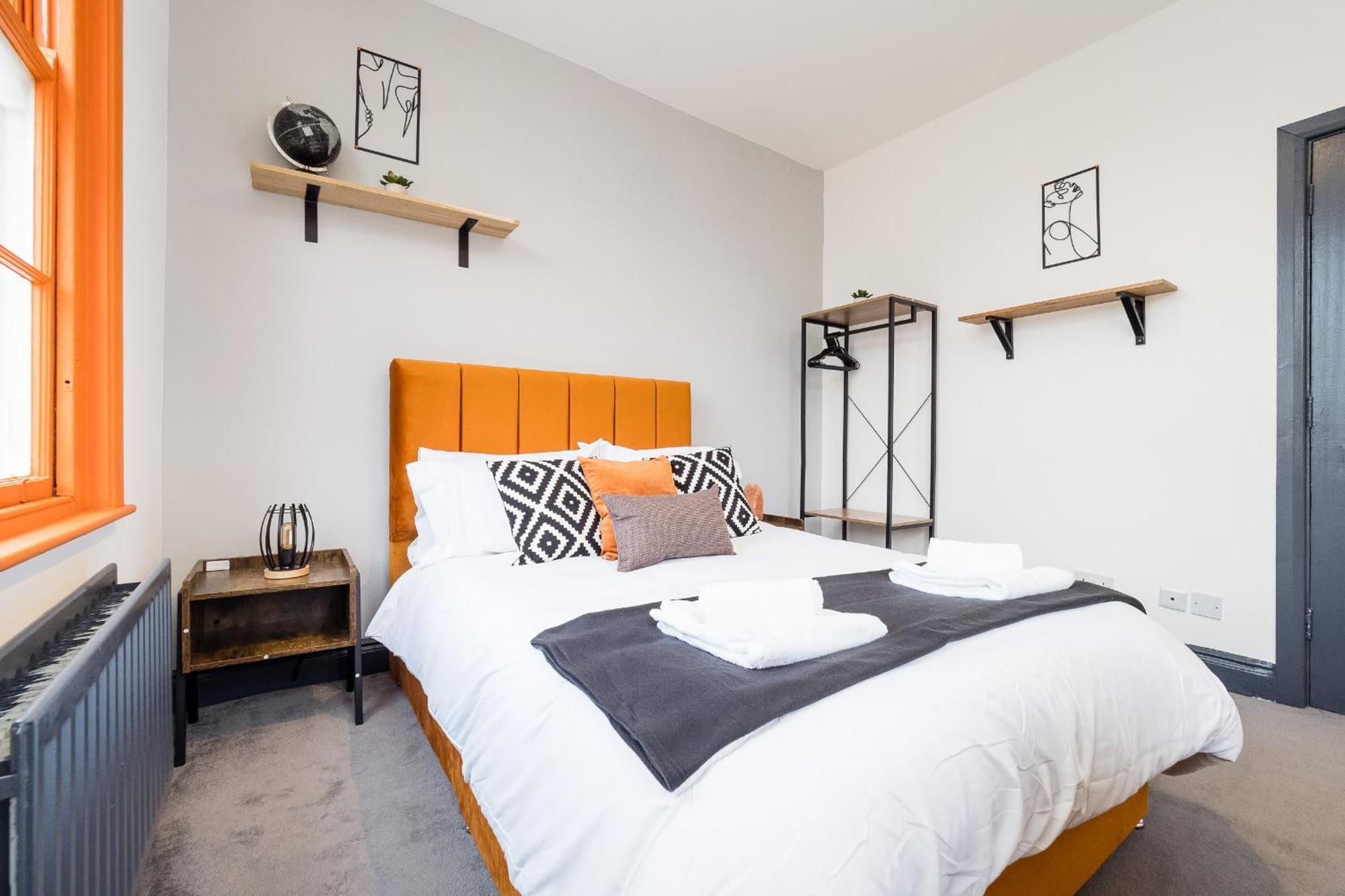 Spacious 6 Ensuite Bedroom House In * London