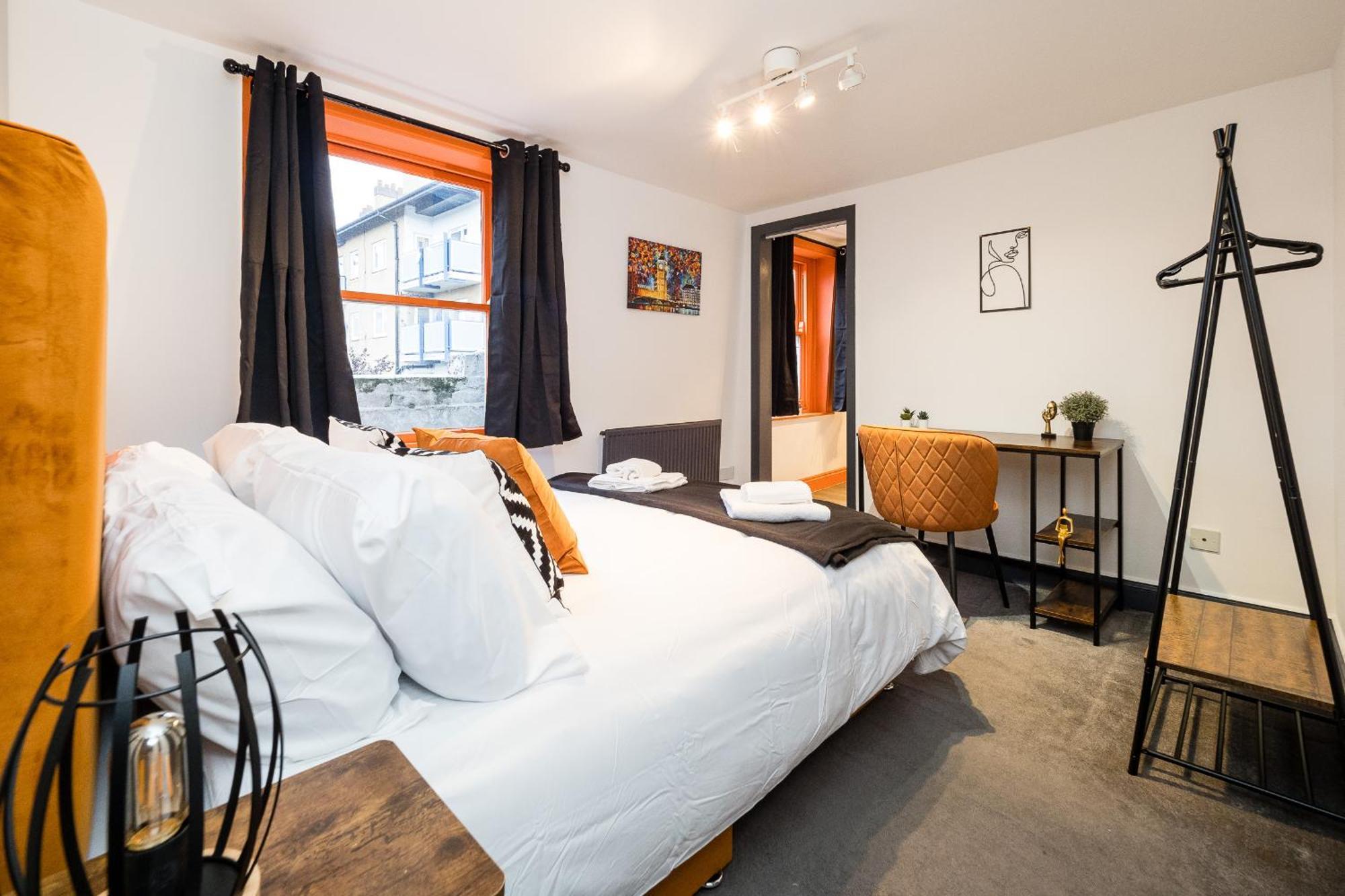 Spacious 6 Ensuite Bedroom House In Holiday home