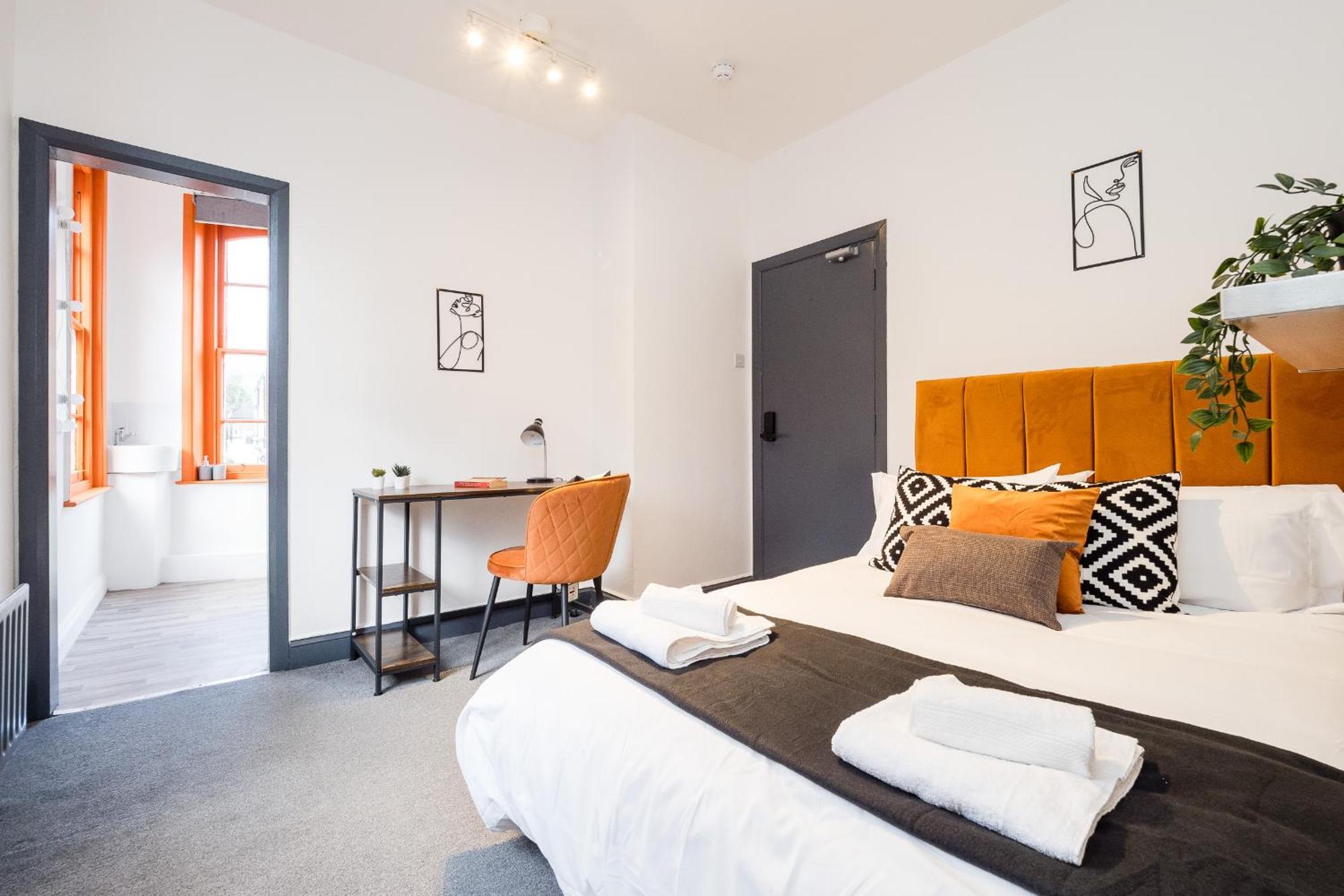 Holiday home Spacious 6 Ensuite Bedroom House In *