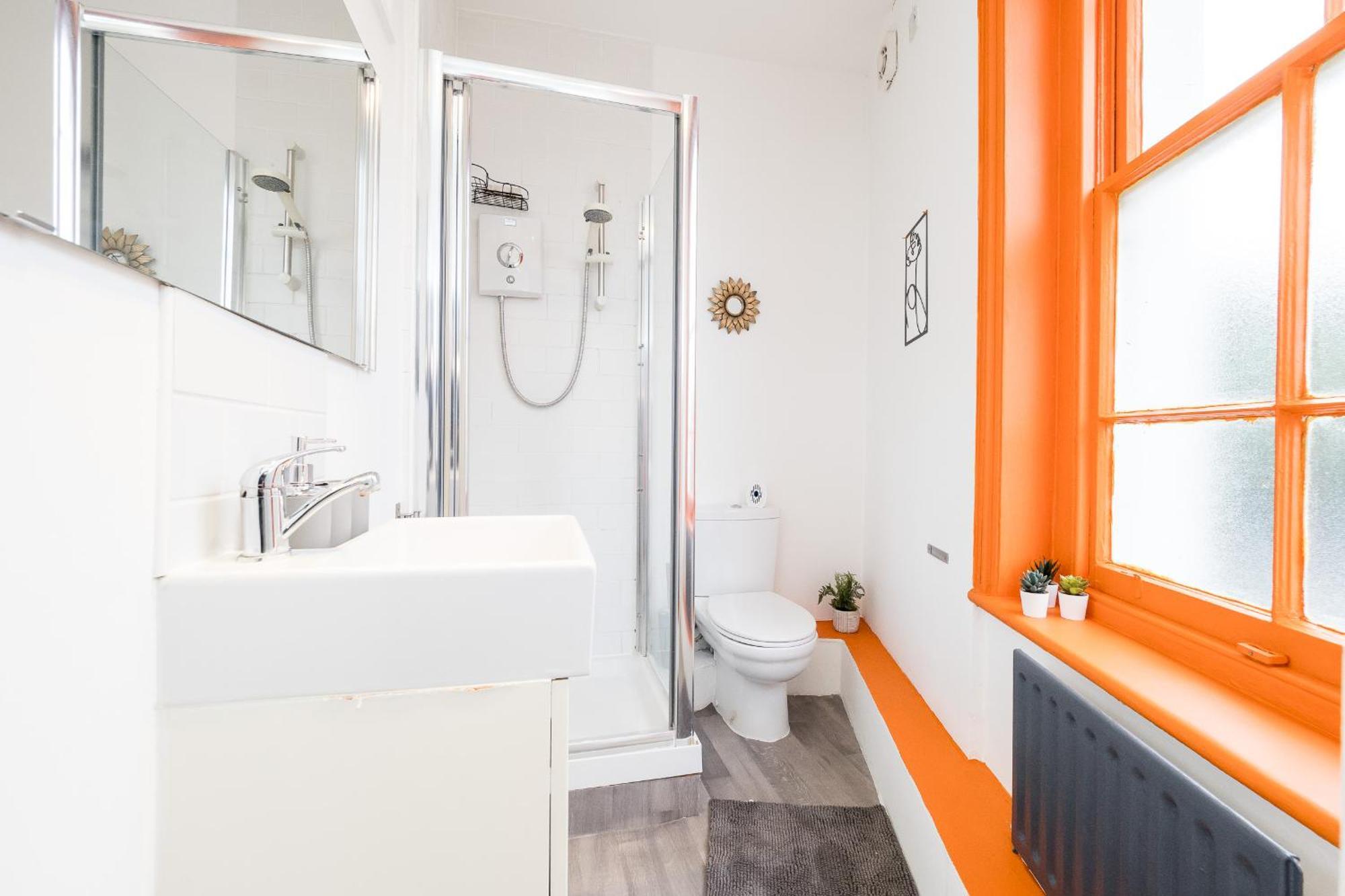 Spacious 6 Ensuite Bedroom House In Holiday home London