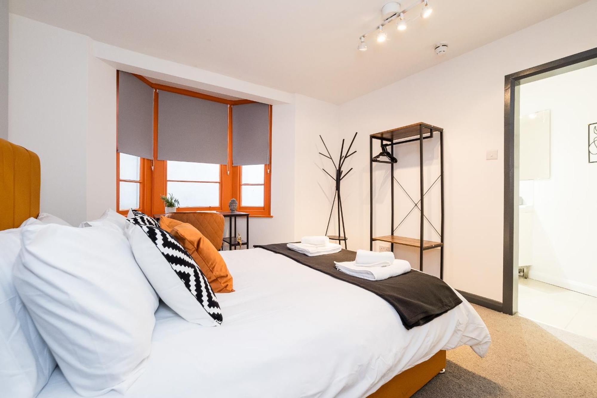 Holiday home Spacious 6 Ensuite Bedroom House In *