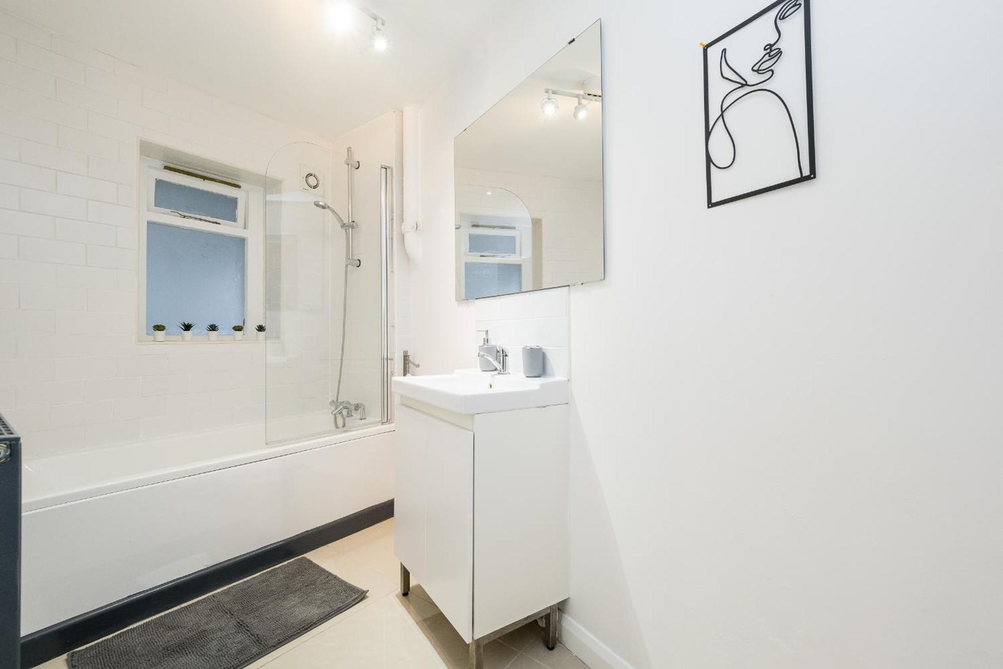 Spacious 6 Ensuite Bedroom House In *