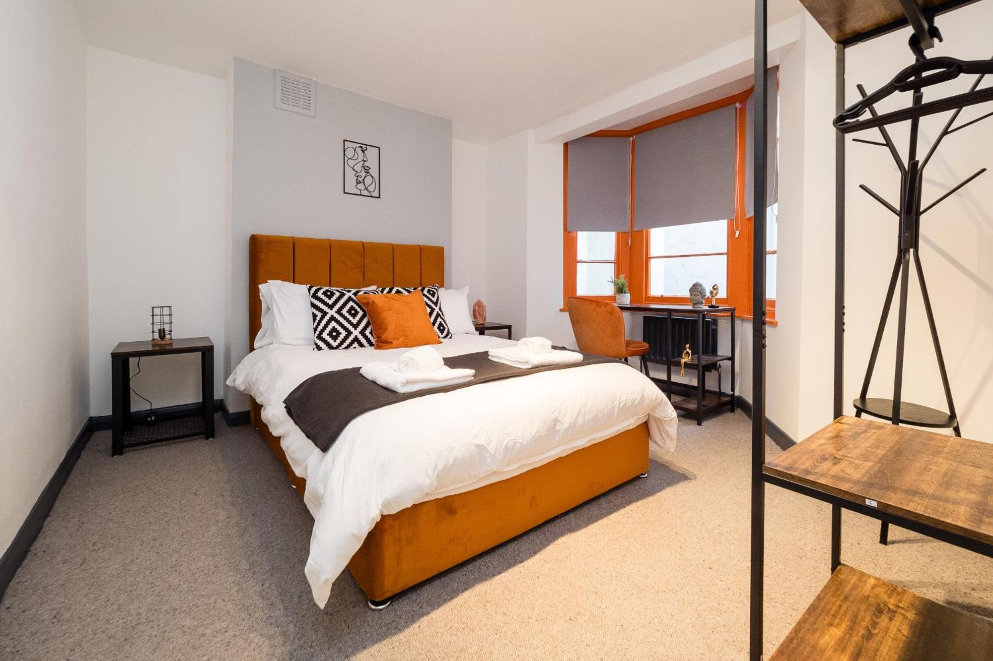 Spacious 6 Ensuite Bedroom House In