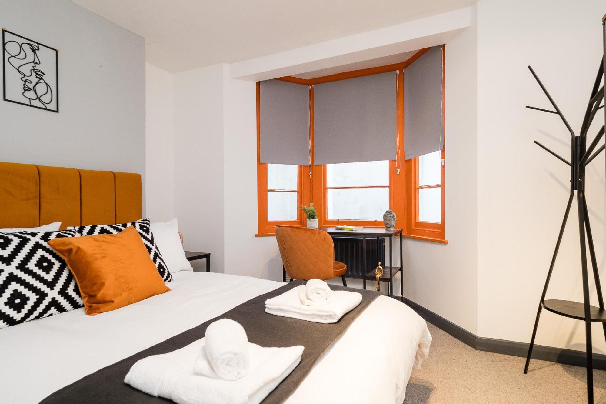 Spacious 6 Ensuite Bedroom House In Holiday home *