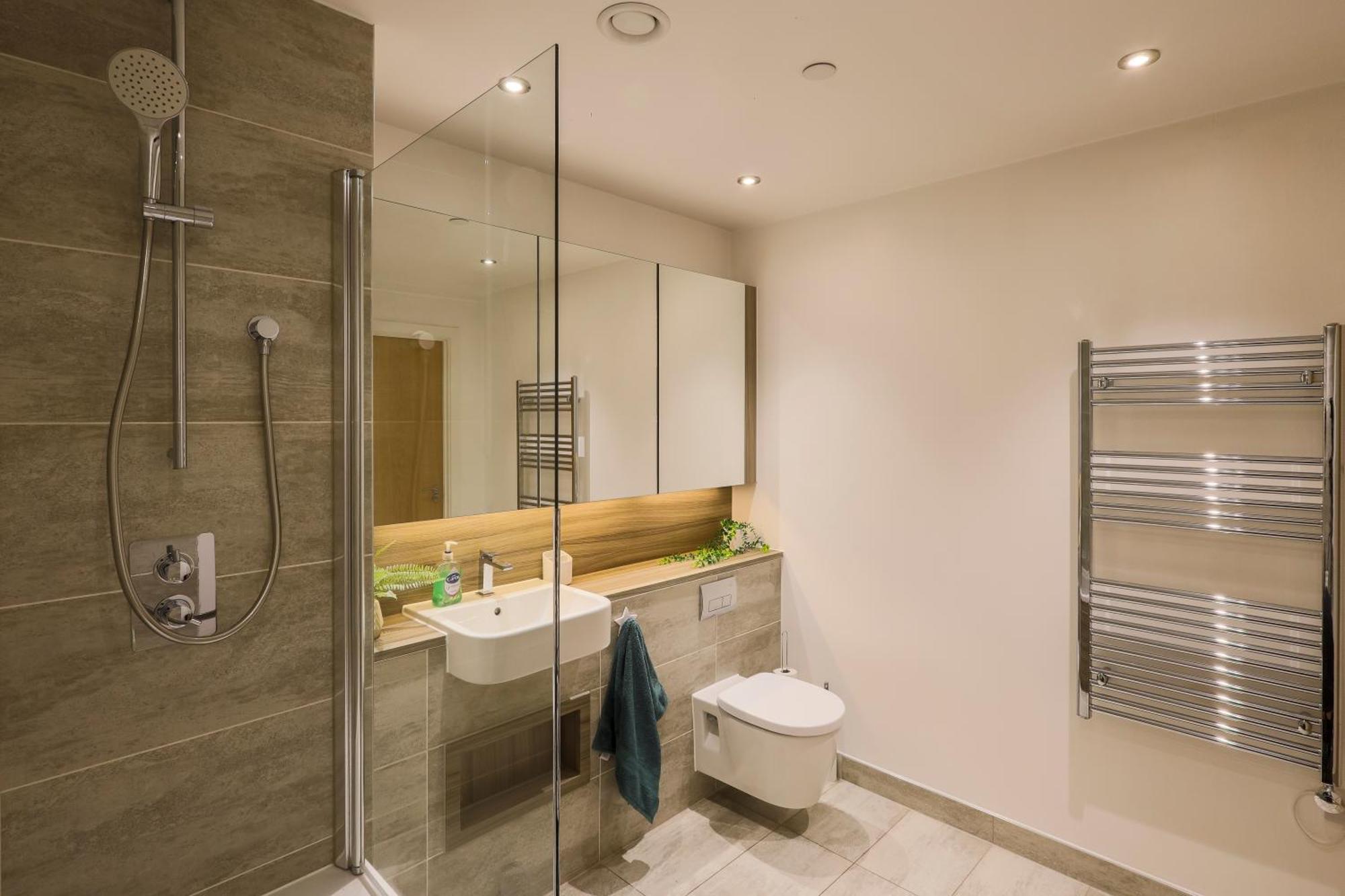 Stylish 2br By Dluxoria Short Lets & Serviced Greater With Pet Friendly, Free Wifi & Free Parking Apartment *