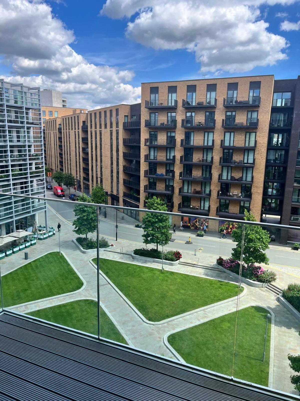 Double In A Flat In Royal Wharf Londres