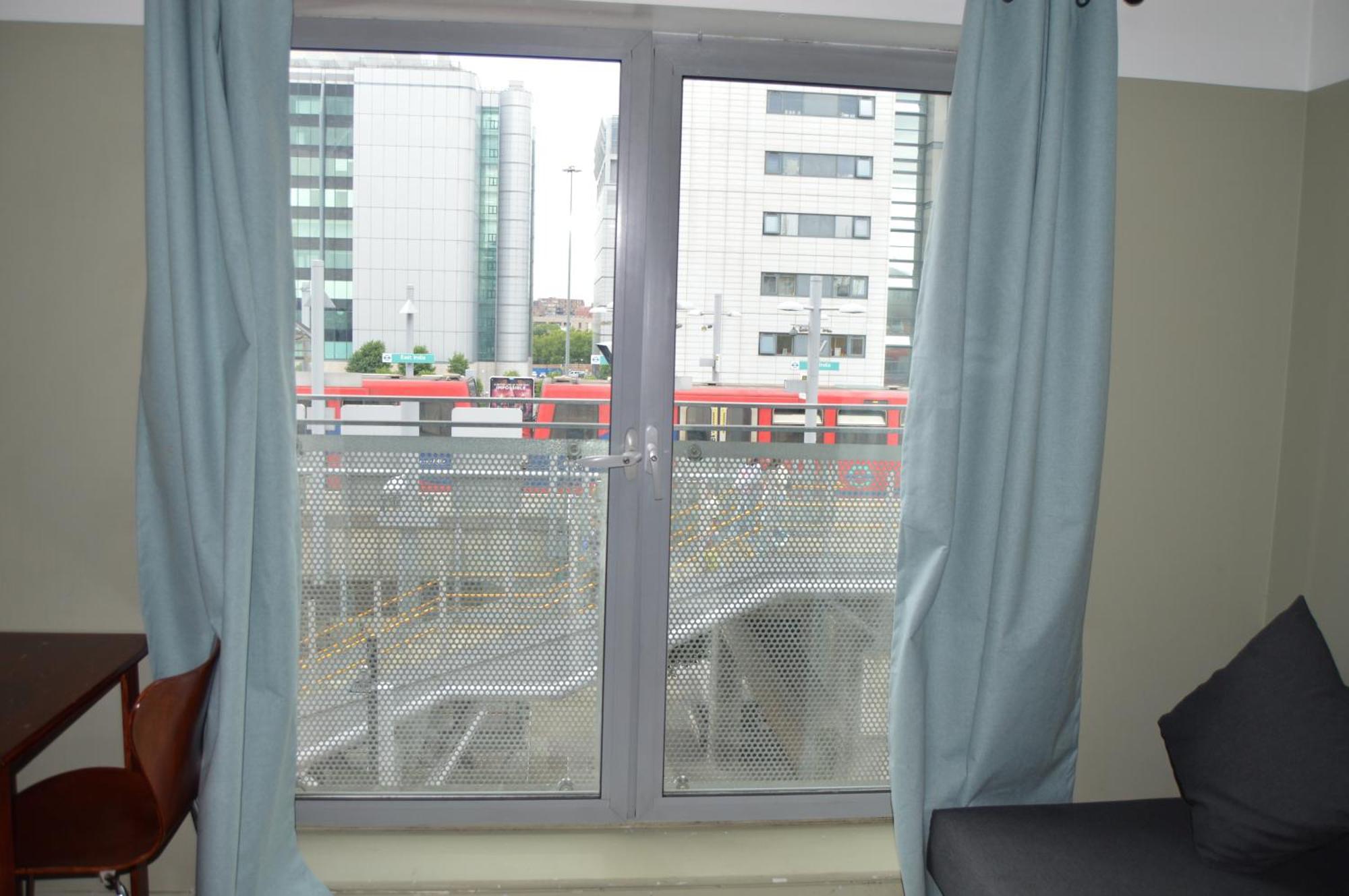 Entire Next To Canary Wharf In * Londres