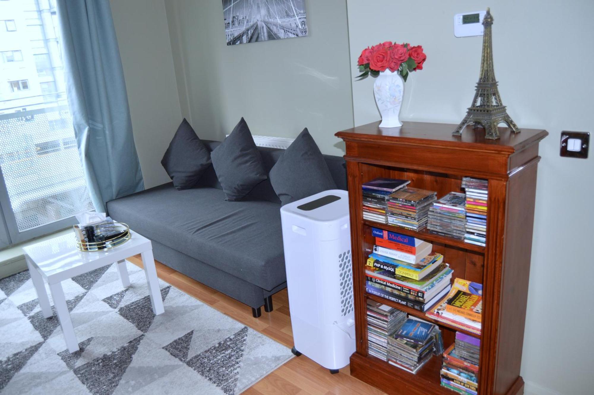 Entire Next To Canary Wharf In *