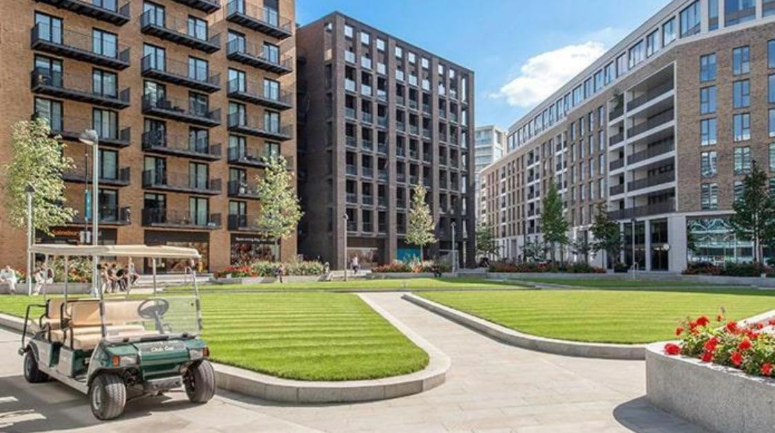 Double In A Flat In Royal Wharf Habitación en casa particular *
