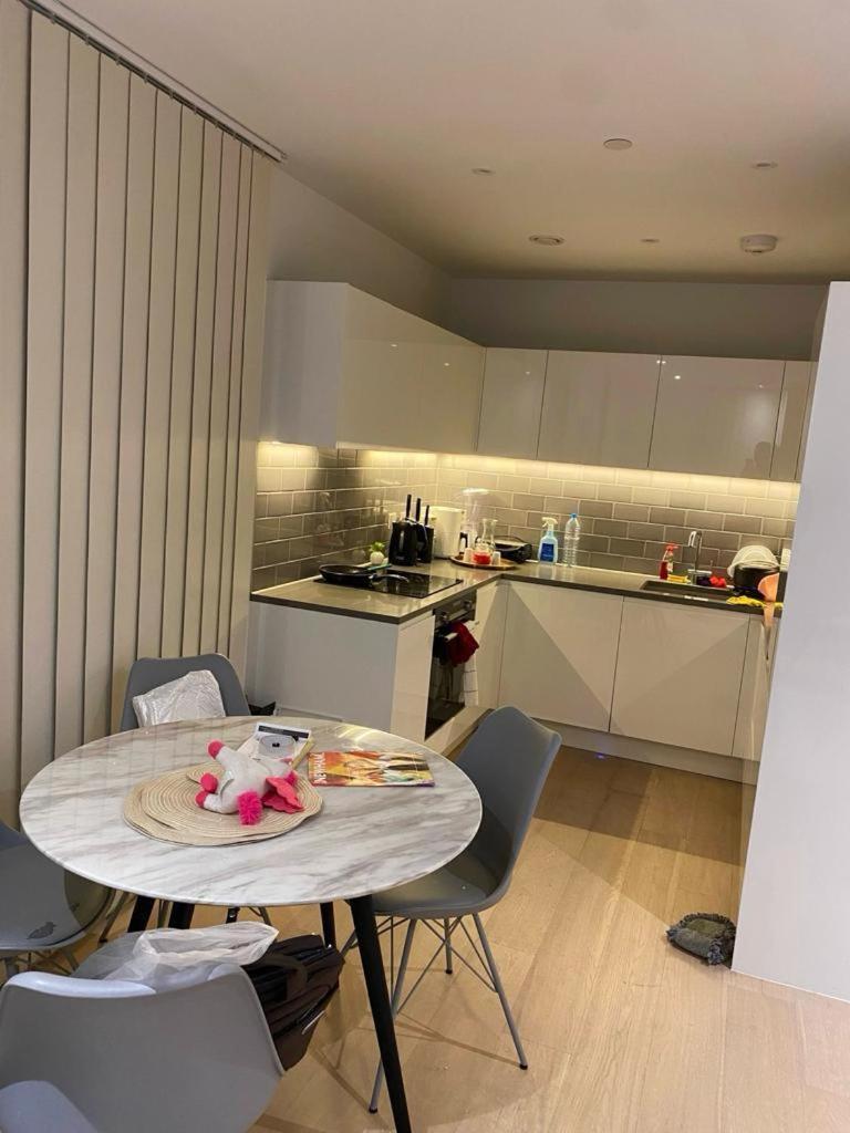 Double In A Flat In Royal Wharf * Londres