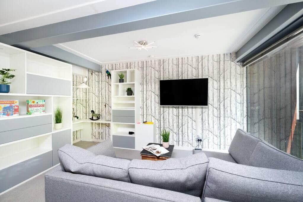 Apartment Chic Living In Stratford A Cozy 2br Flat London