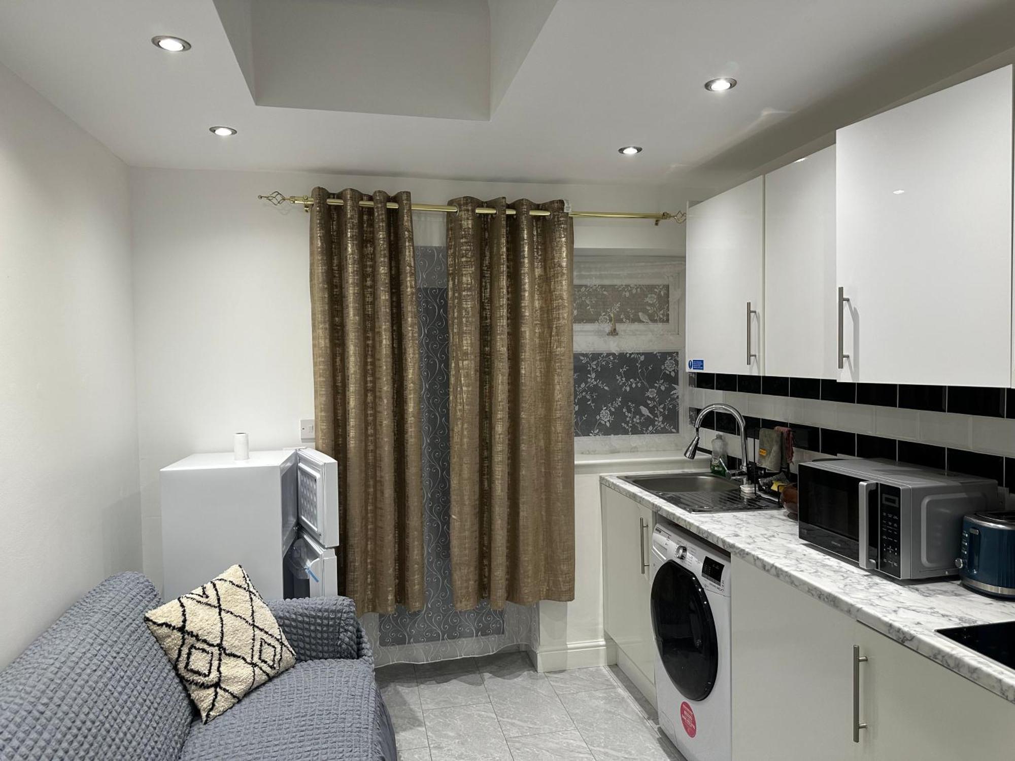 4th Flat With Private Own Bathroom A Luxury Family Setup And Furnished With Double Bed A Double Futon-sofa Bed A Single Futon Bed A Baby Cot And Garden And Free Parking * Londen